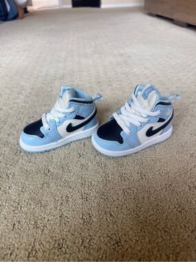 Nike Kids High-Top Sneakers in Light Blue, Black & White